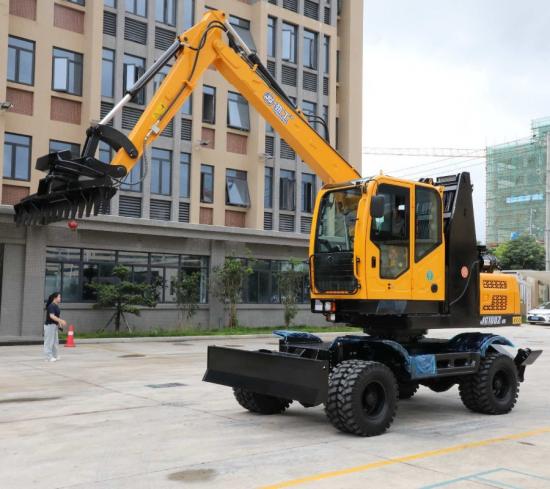 خمسة آلاف ومائتان واحد