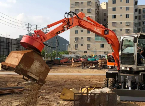 JINGGONG wheeled excavator fitted with Electro Magnet Chuck for scrap metal handling