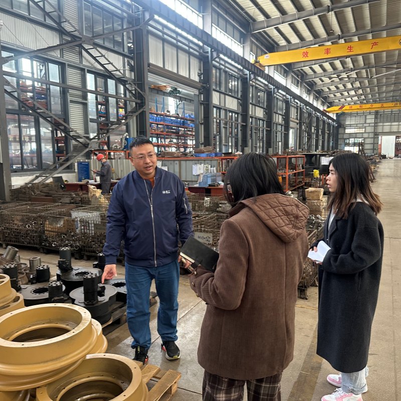 The Russian delegation visited jinggong excavator Factory to expand new opportunities for international cooperation